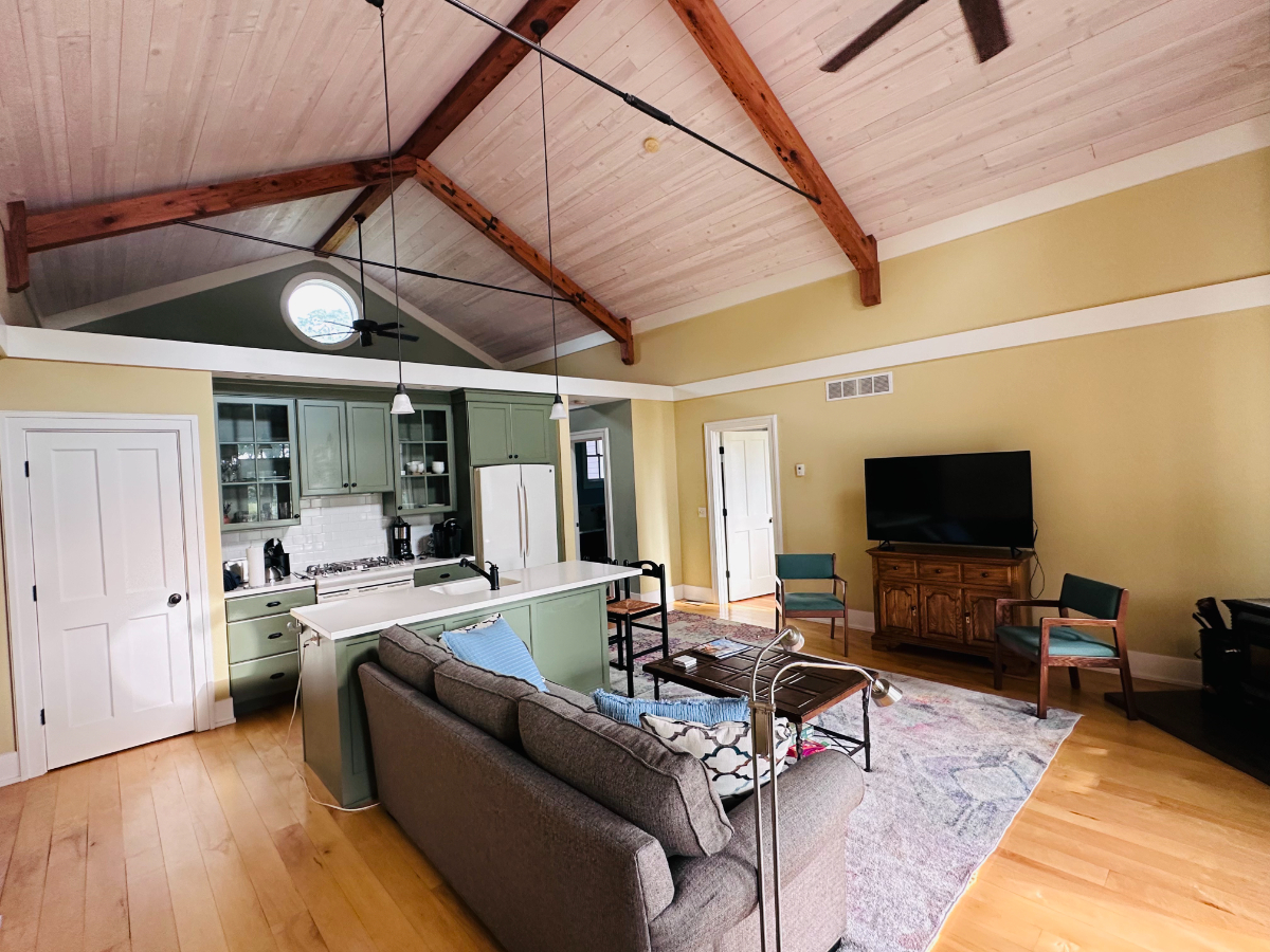 The Plum Bush Apartment Scenic Country Retreat with Fireplace, Workspace & Laundry - Photo 9
