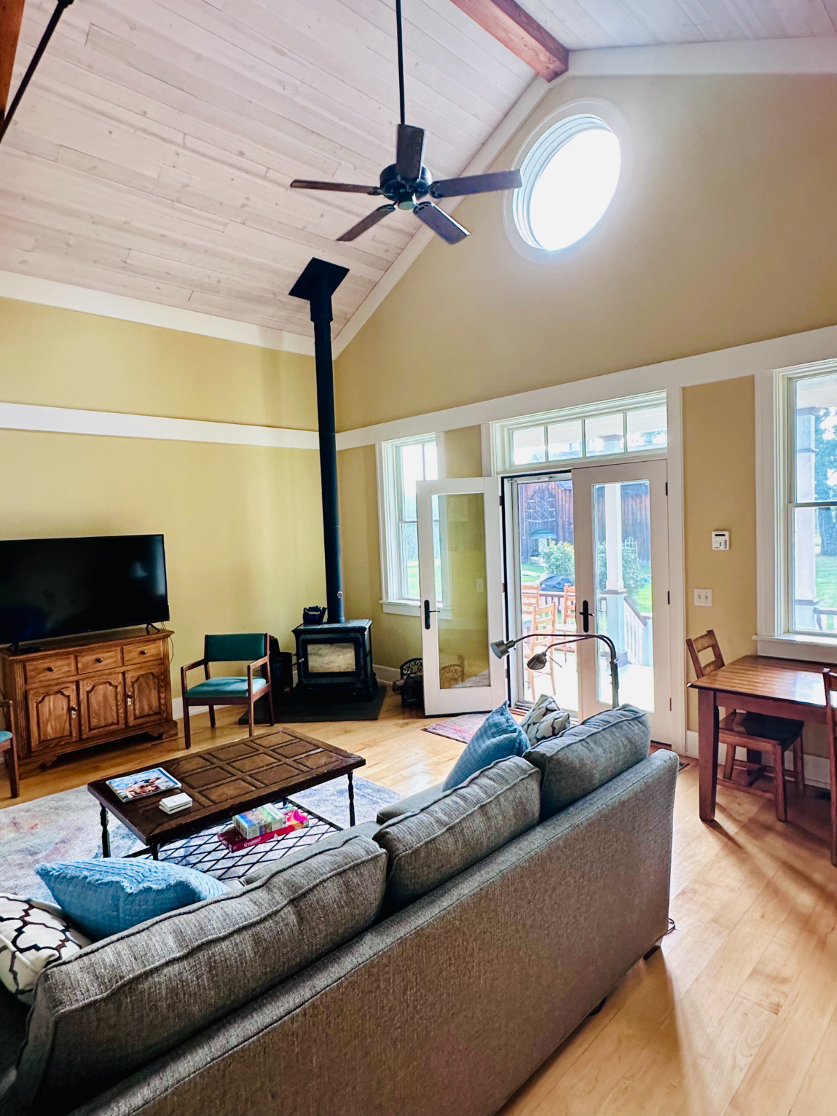 The Plum Bush Apartment Scenic Country Retreat with Fireplace, Workspace & Laundry - Photo 8