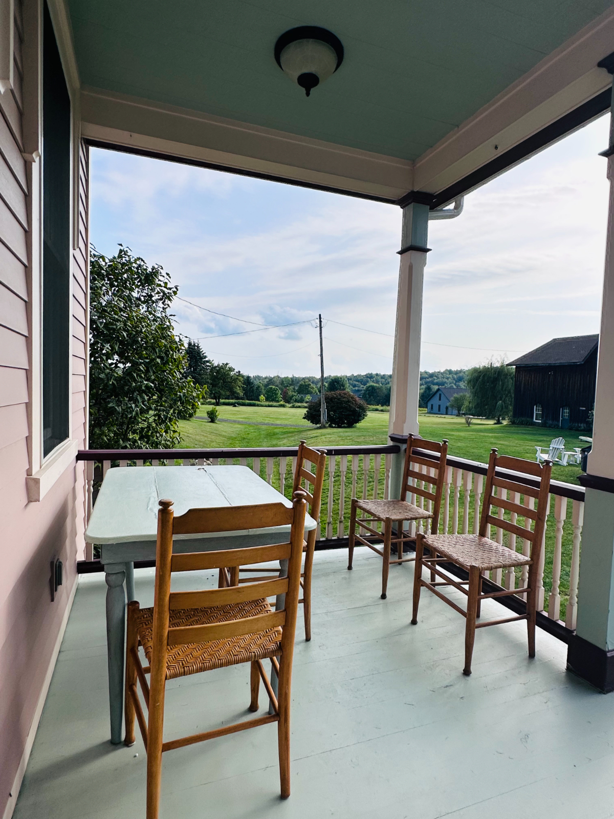 The Plum Bush Apartment Scenic Country Retreat with Fireplace, Workspace & Laundry - Photo 4