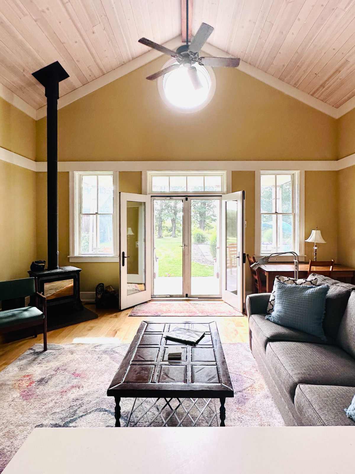The Plum Bush Apartment Scenic Country Retreat with Fireplace, Workspace & Laundry - Photo 6