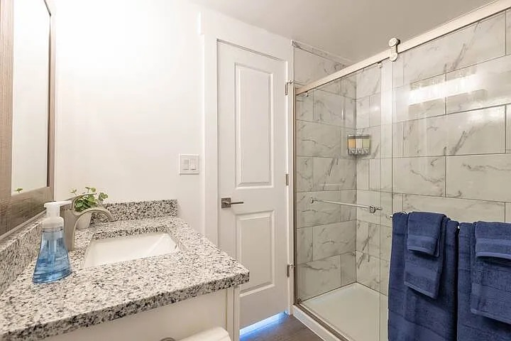 Private Suite by CLE Clinic - Room 1 - Photo 11