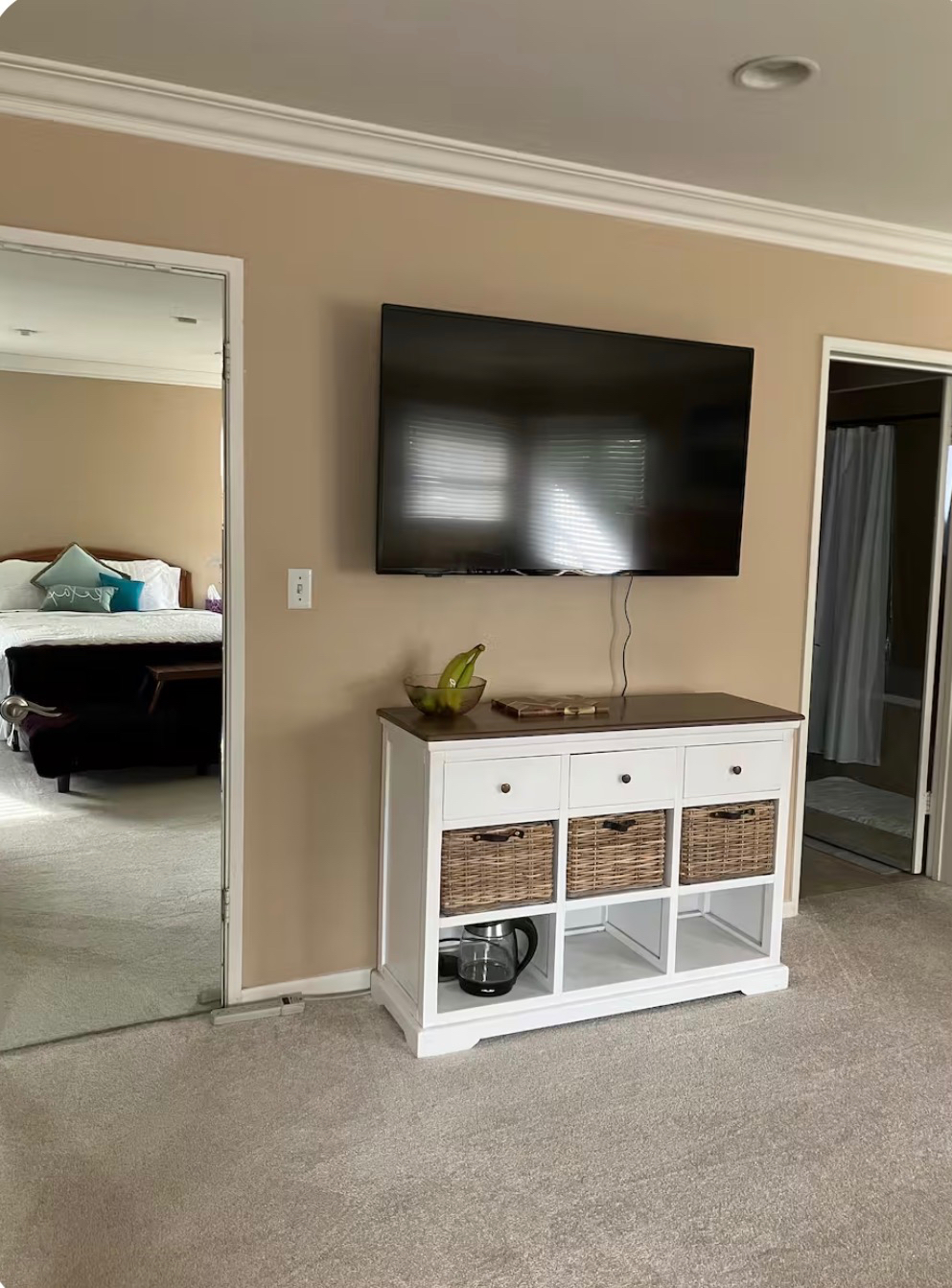 Spacious Private Master Suite - Photo 3