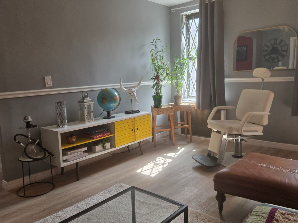 Virtually Whole Apt for the price of a room! Newly renovated, stylishly furnished 1 bedroom apt on a - Photo 7