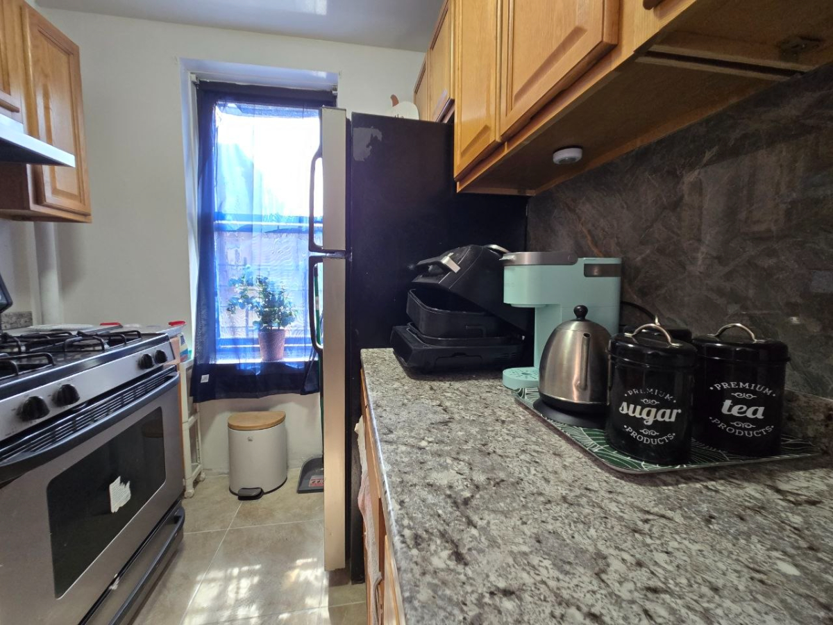Virtually Whole Apt for the price of a room! Newly renovated, stylishly furnished 1 bedroom apt on a - Photo 11
