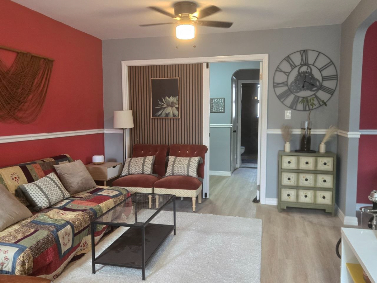Virtually Whole Apt for the price of a room! Newly renovated, stylishly furnished 1 bedroom apt on a - Photo 4