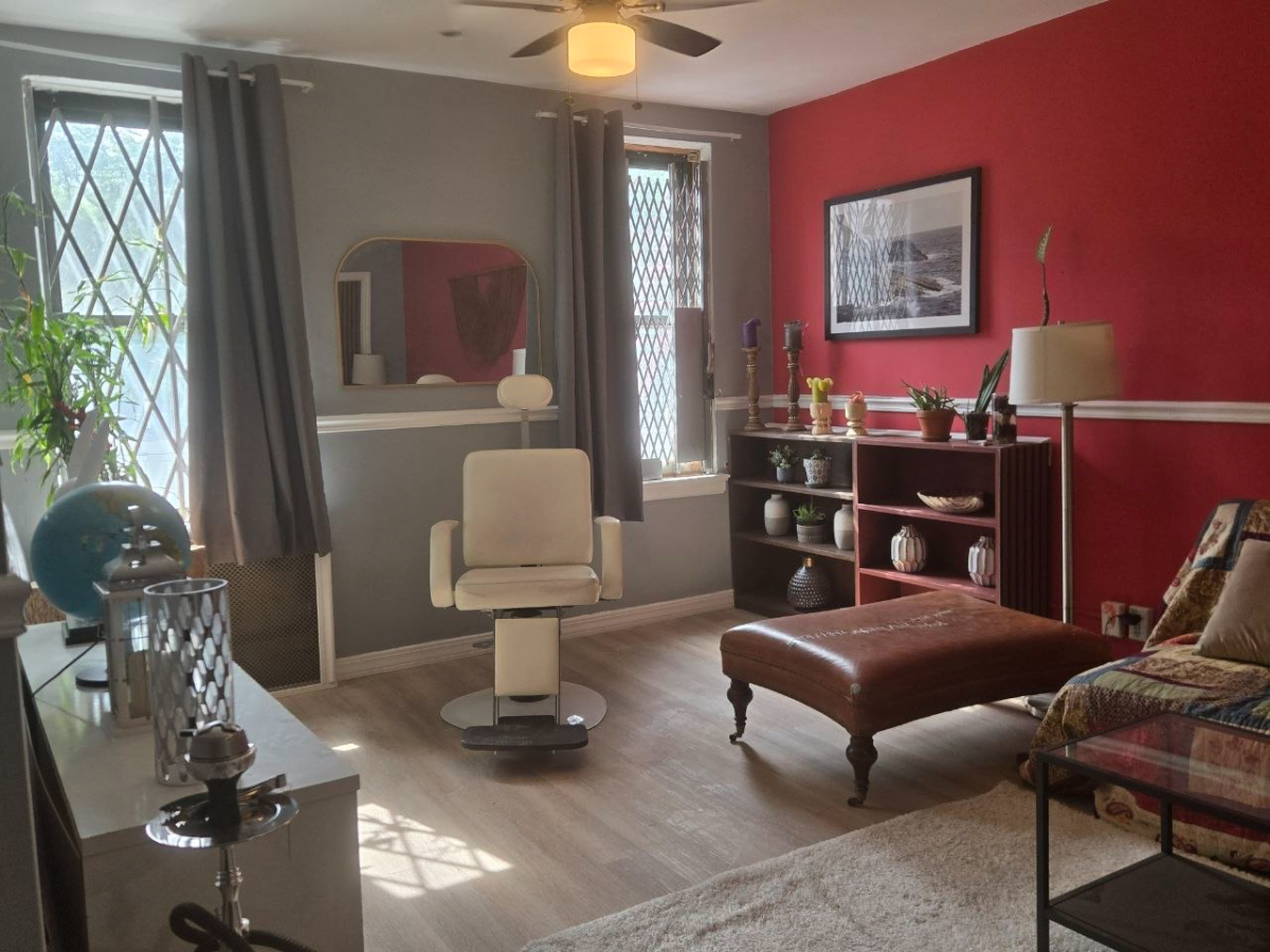 Virtually Whole Apt for the price of a room! Newly renovated, stylishly furnished 1 bedroom apt on a - Photo 9
