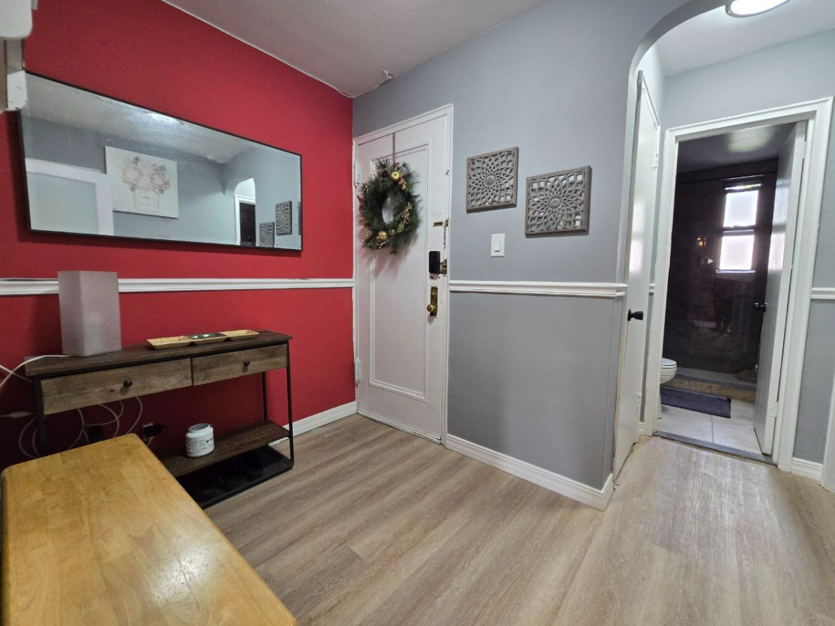 Virtually Whole Apt for the price of a room! Newly renovated, stylishly furnished 1 bedroom apt on a - Photo 2