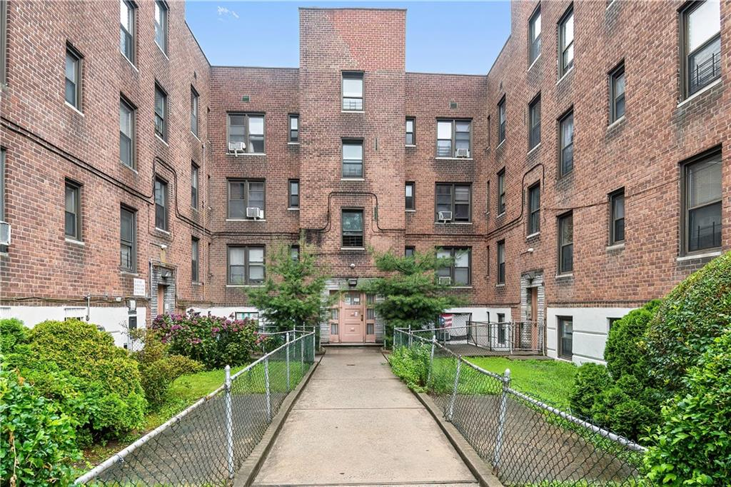 Virtually Whole Apt for the price of a room! Newly renovated, stylishly furnished 1 bedroom apt on a - Photo 1