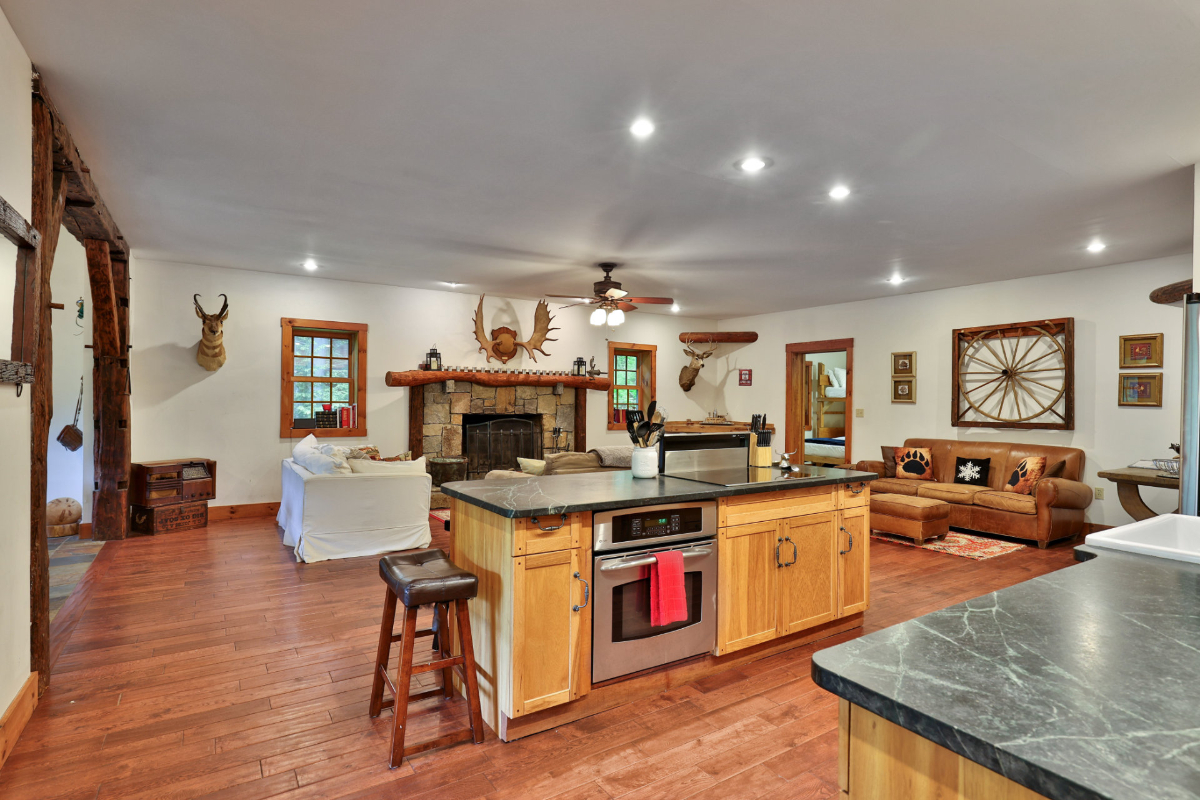 Bear Foot Lodge Spacious Vermont Mountain Chalet Near Killington Resort Riverside Farm - Photo 5