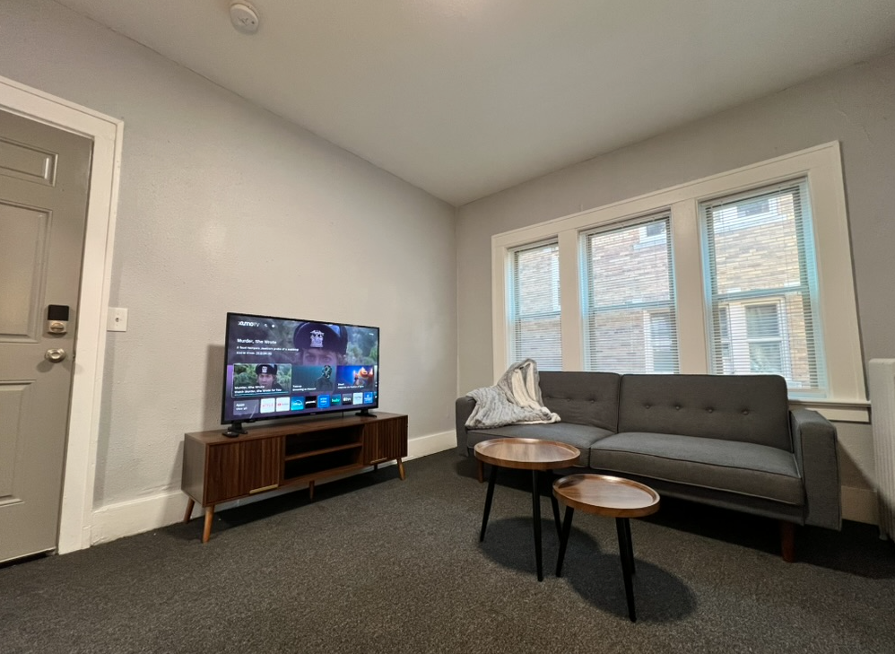Fully Furnished 1 Bedroom Private Apartment with On-site Laundry - Photo 3