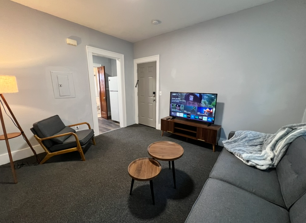 Fully Furnished 1 Bedroom Private Apartment with On-site Laundry - Photo 4