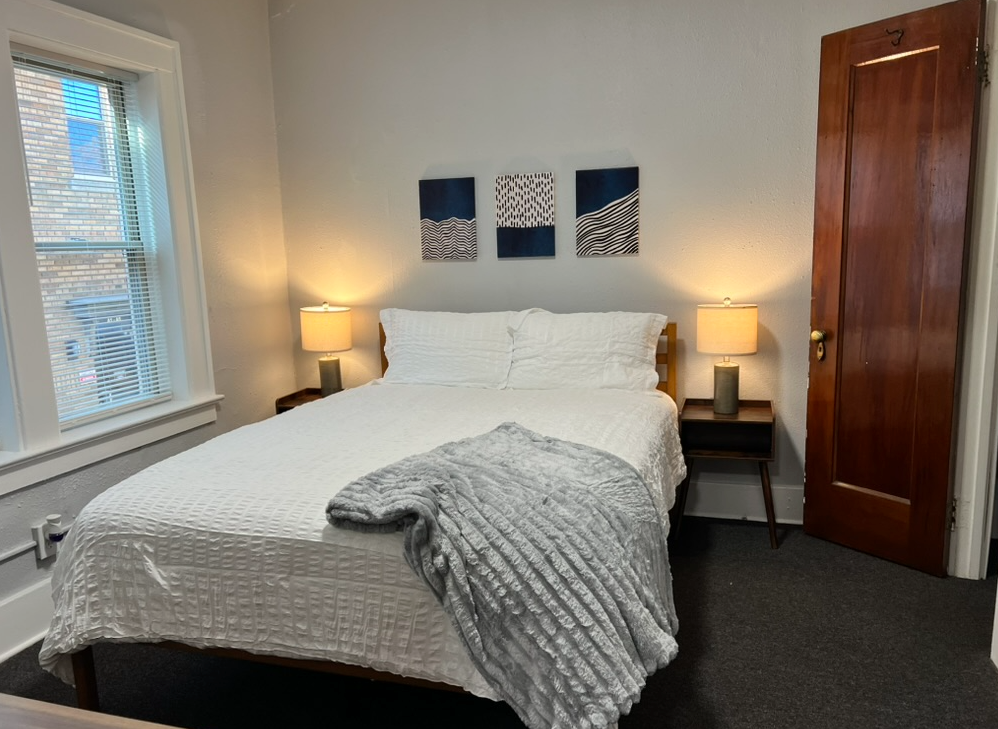 Fully Furnished 1 Bedroom Private Apartment with On-site Laundry - Photo 1