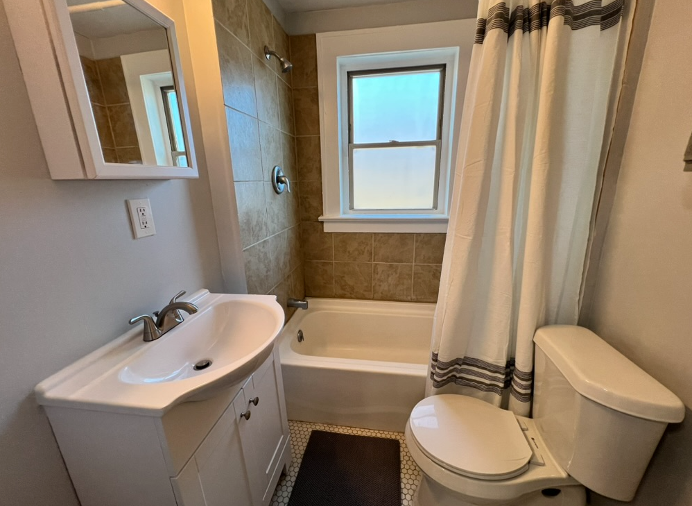 Fully Furnished 1 Bedroom Private Apartment with On-site Laundry - Photo 5