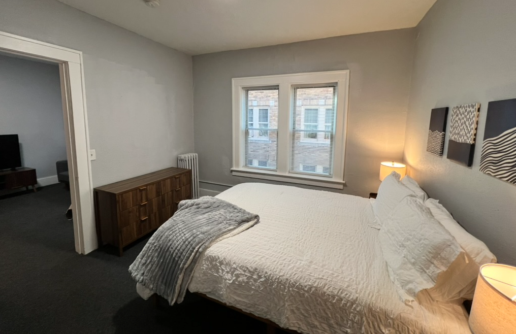 Fully Furnished 1 Bedroom Private Apartment with On-site Laundry - Photo 2