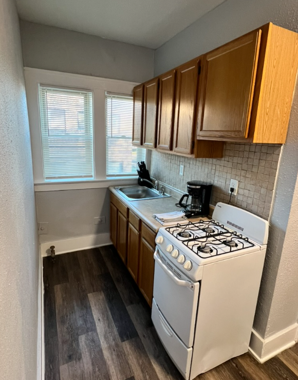 Fully Furnished 1 Bedroom Private Apartment with On-site Laundry - Photo 6