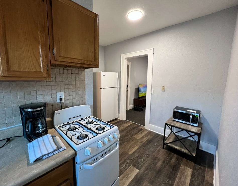 Fully Furnished 1 Bedroom Private Apartment with On-site Laundry - Photo 7