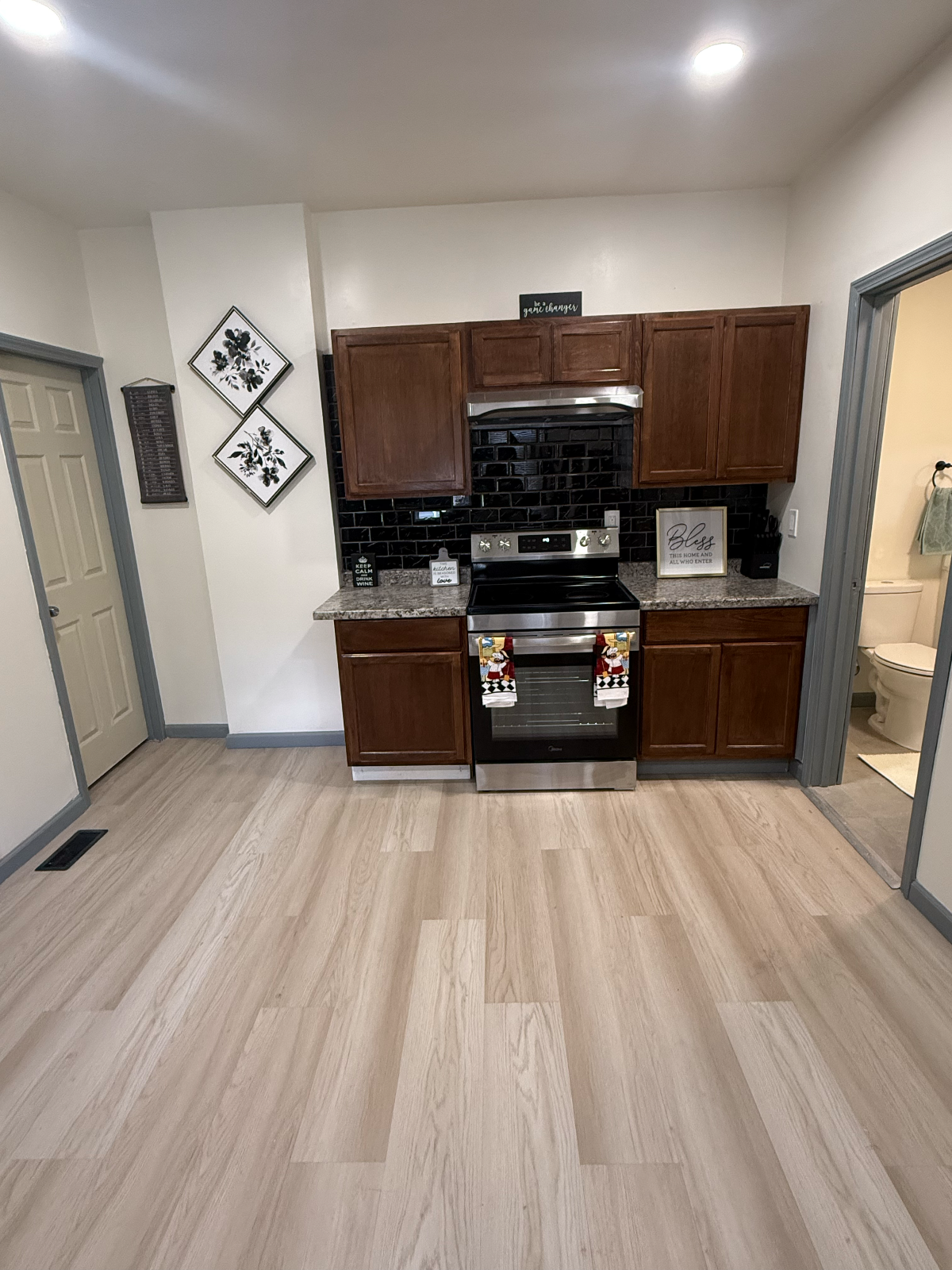 Clean, Cozy, & Convenient - Photo 2