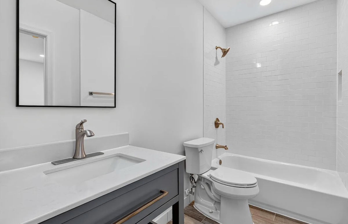 Private room with private bath - Photo 3