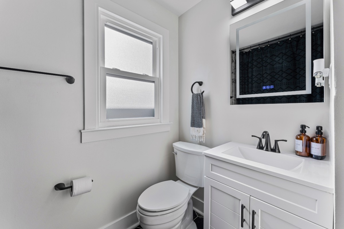 Spacious Furnished 4BR Home in Washington, DC, Ideal for Extended Stays & Relocations - Photo 9