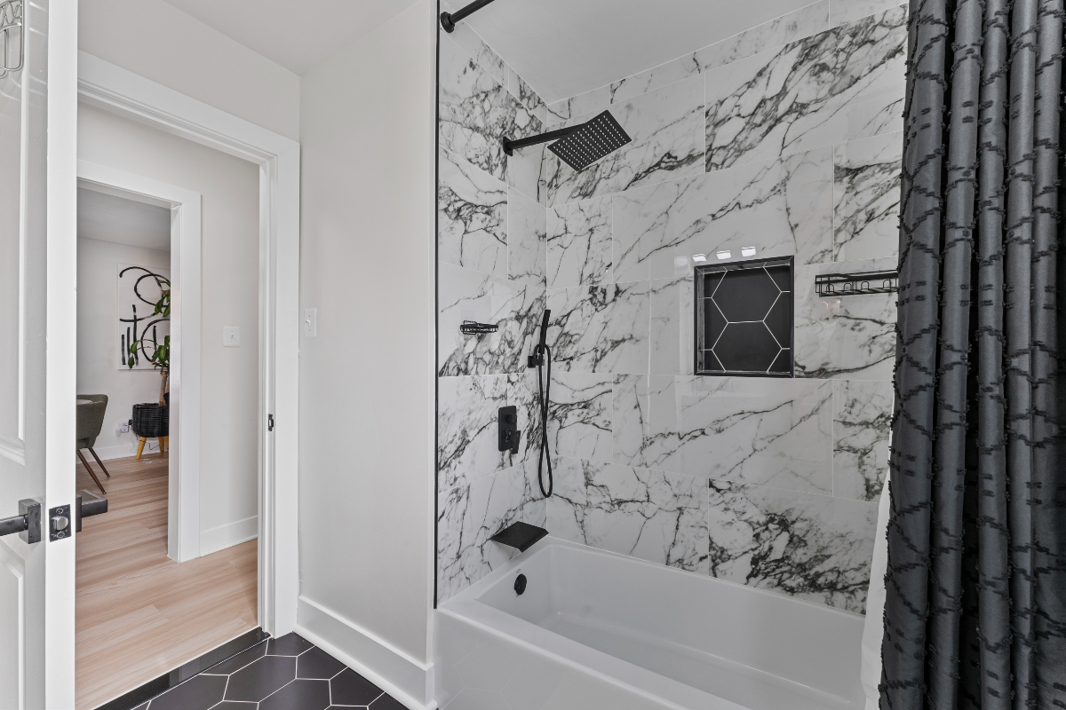 Spacious Furnished 4BR Home in Washington, DC, Ideal for Extended Stays & Relocations - Photo 8