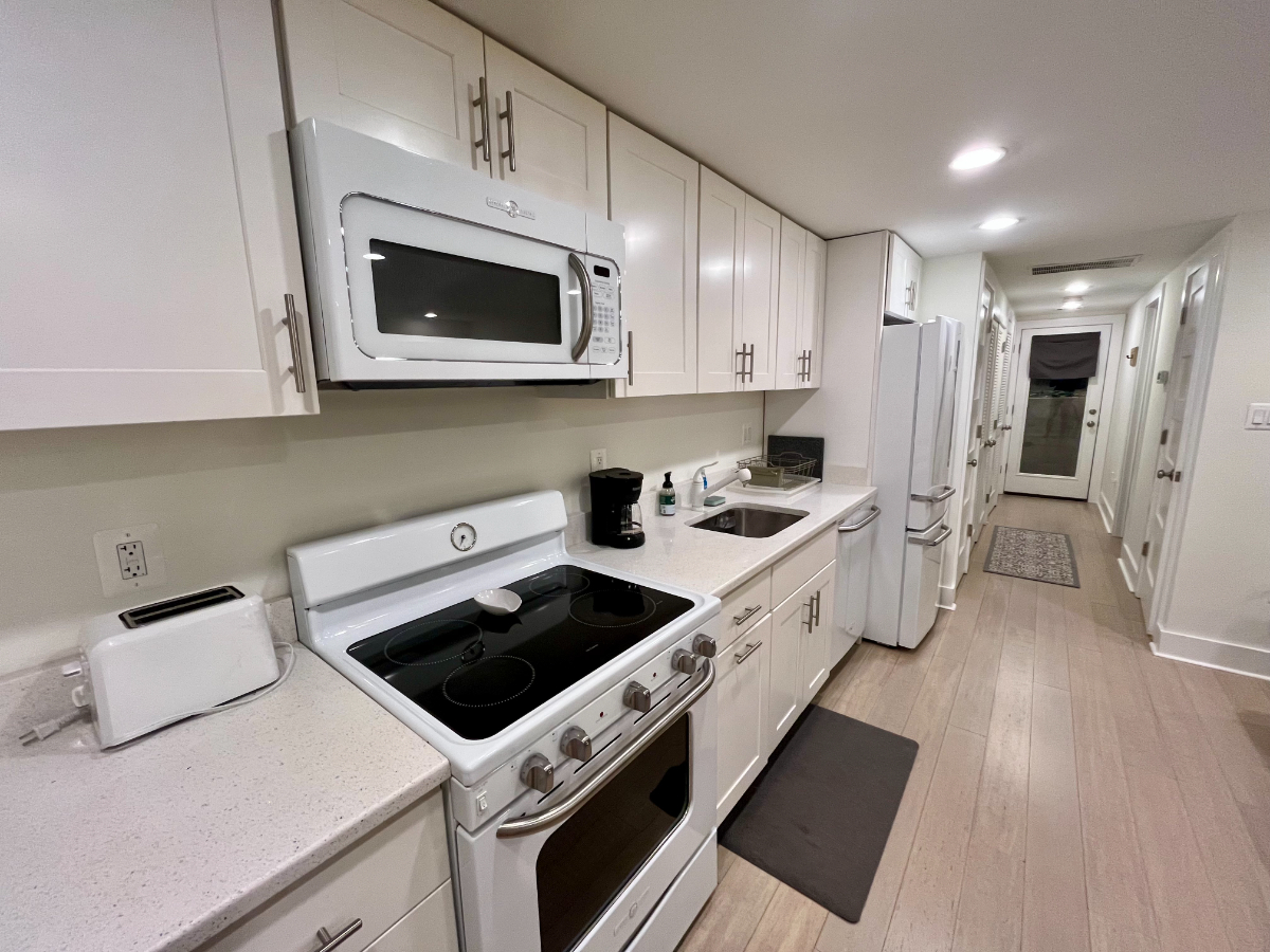 Easy city living! Comfortable, contemporary and quiet in a convenient Uptown neighborhood - Photo 8