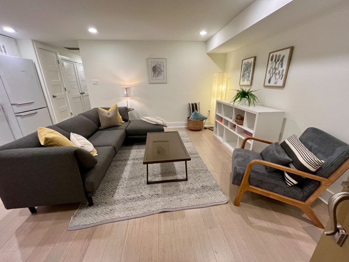 Easy city living! Comfortable, contemporary and quiet in a convenient Uptown neighborhood - Photo 2
