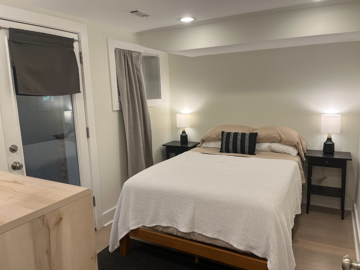 Easy city living! Comfortable, contemporary and quiet in a convenient Uptown neighborhood - Photo 12