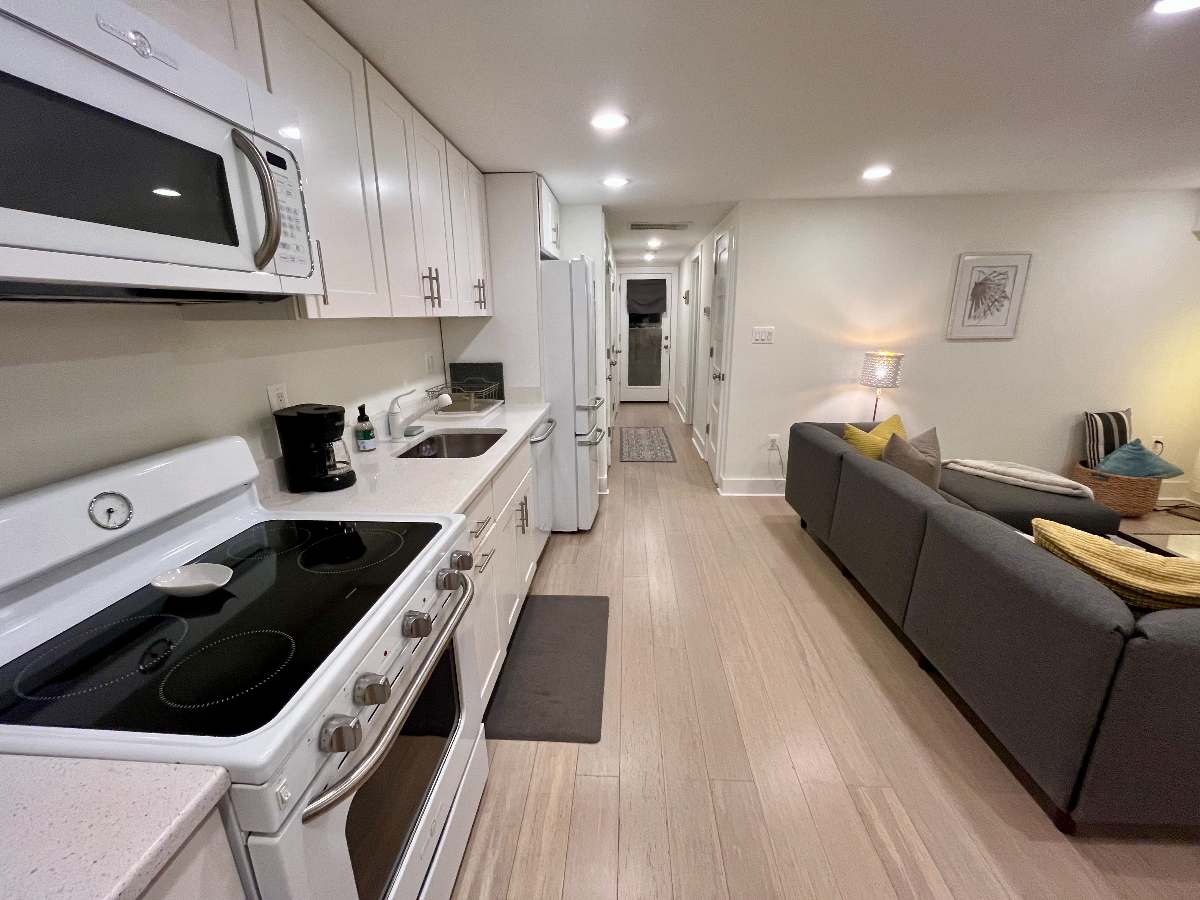 Easy city living! Comfortable, contemporary and quiet in a convenient Uptown neighborhood - Photo 6