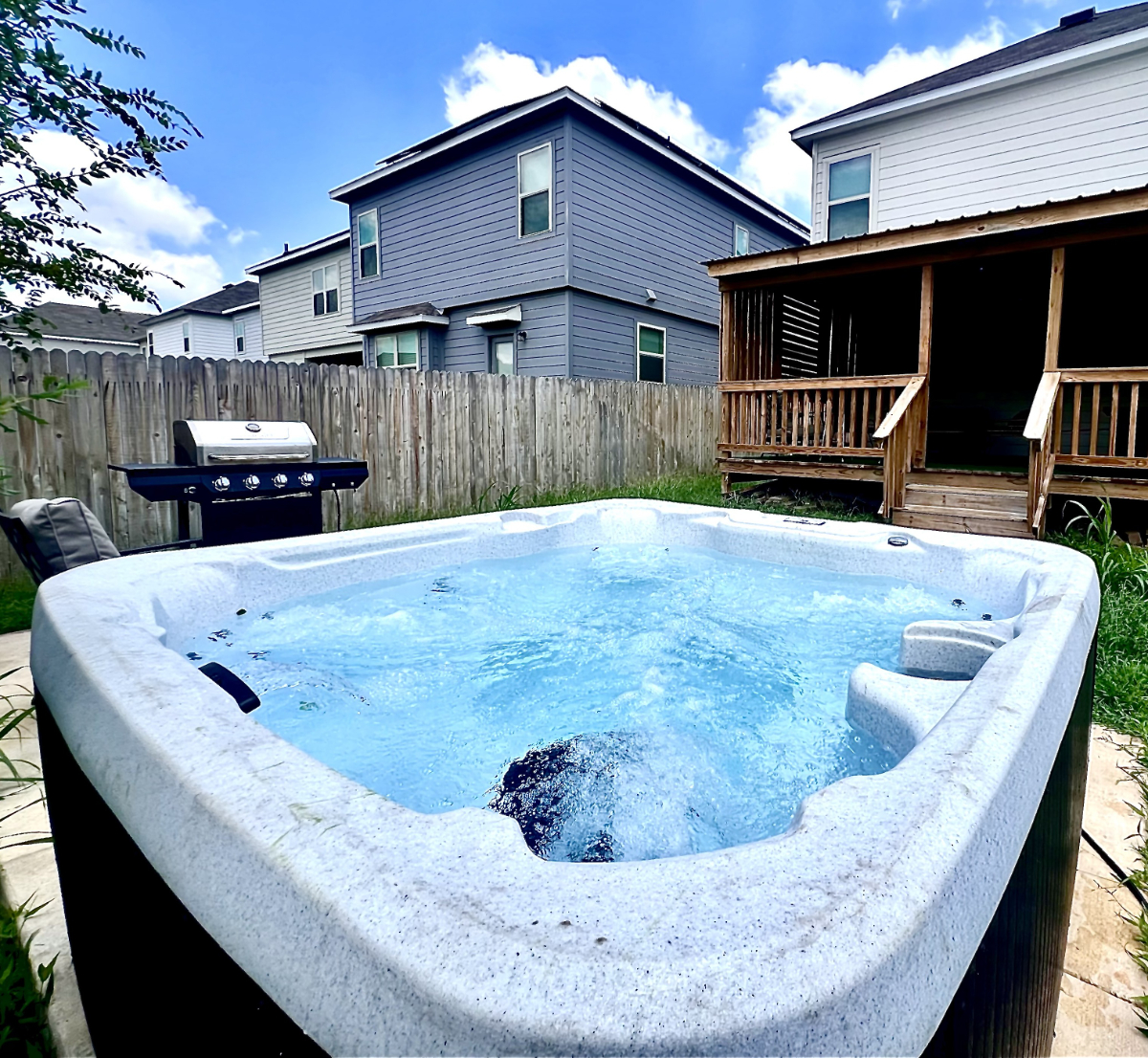 Modern 4 Bedroom 2.5 bath with deck and Hot tub REDUCED SEC DEPOSIT - Photo 1