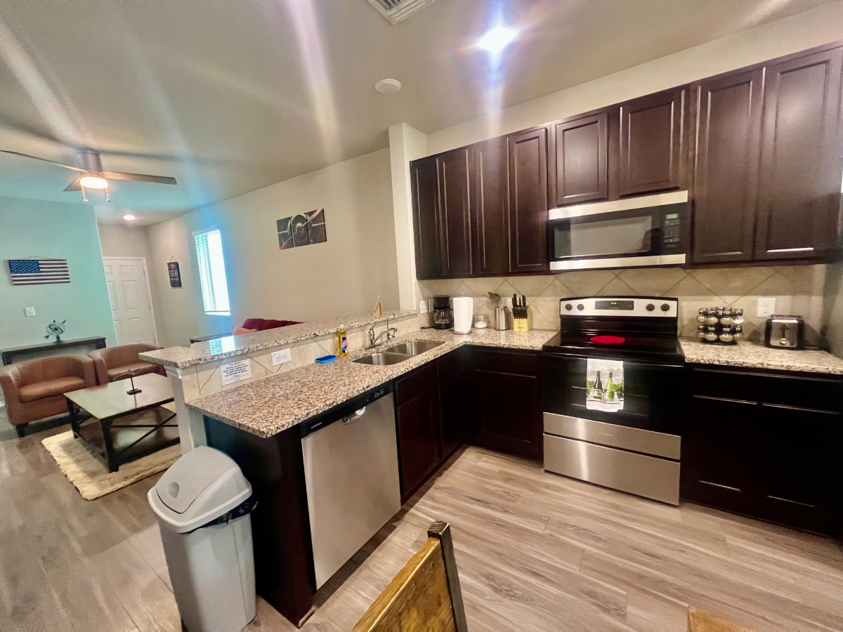 Modern 4 Bedroom 2.5 bath with deck and Hot tub REDUCED SEC DEPOSIT - Photo 4