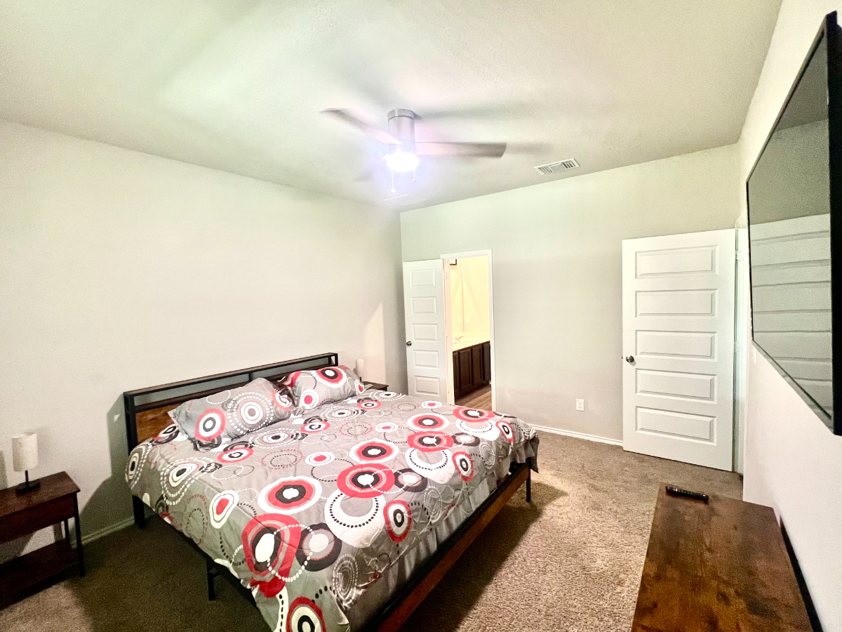 Modern 4 Bedroom 2.5 bath with deck and Hot tub REDUCED SEC DEPOSIT - Photo 7