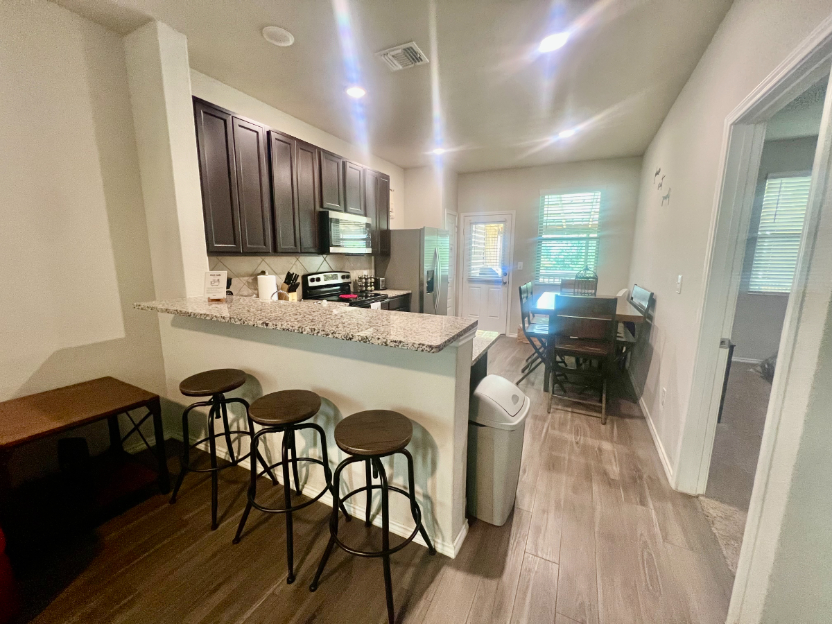 Modern 4 Bedroom 2.5 bath with deck and Hot tub REDUCED SEC DEPOSIT - Photo 5