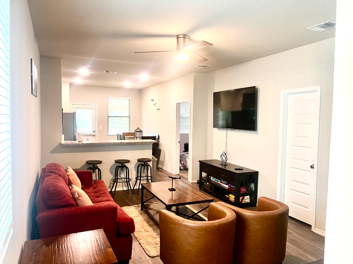 Modern 4 Bedroom 2.5 bath with deck and Hot tub REDUCED SEC DEPOSIT - Photo 3