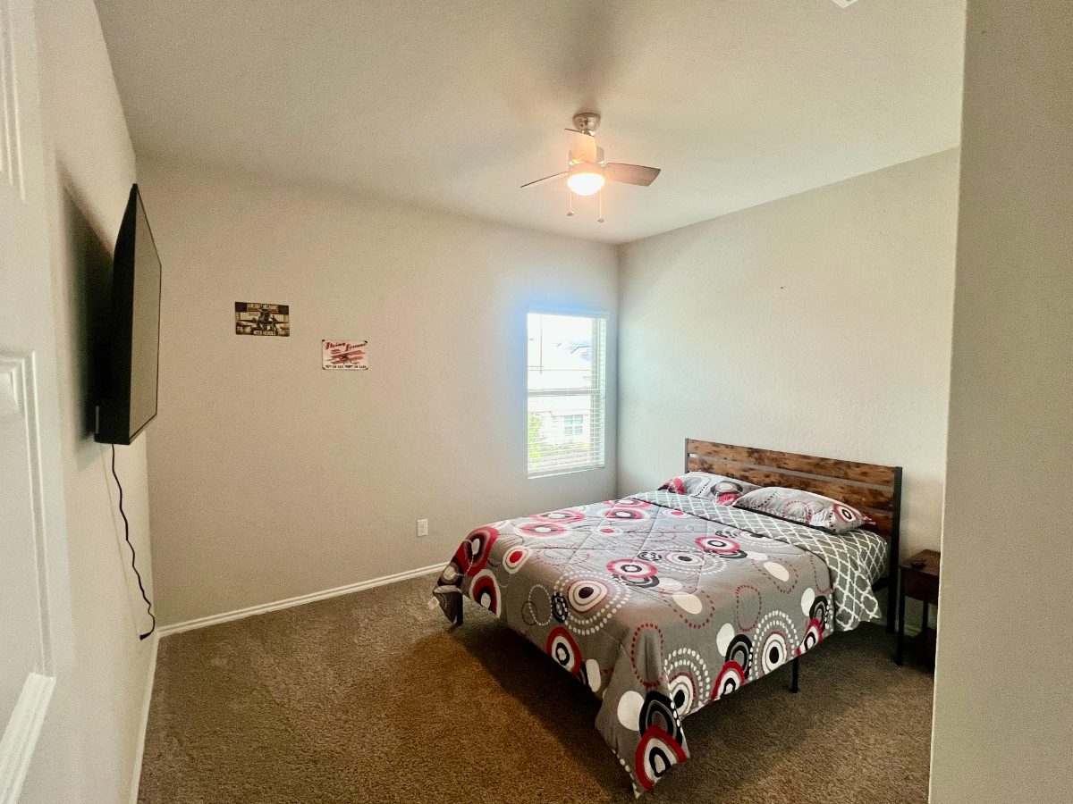 Modern 4 Bedroom 2.5 bath with deck and Hot tub REDUCED SEC DEPOSIT - Photo 8