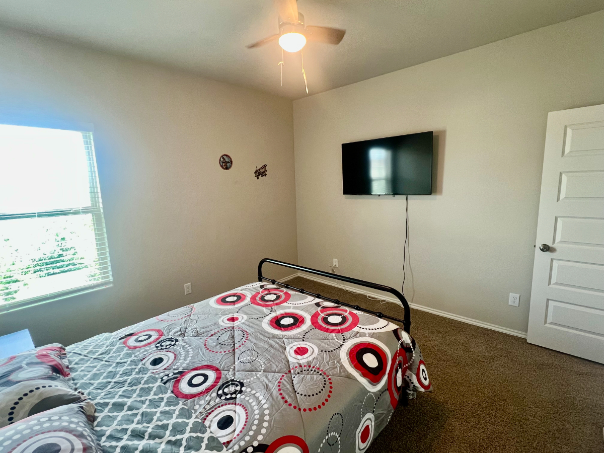 Modern 4 Bedroom 2.5 bath with deck and Hot tub REDUCED SEC DEPOSIT - Photo 11
