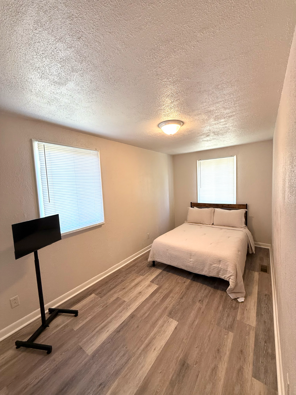 Beautifully Renovated 2 Bedroom, 2 Bathroom Home Short Term Rental - Photo 9