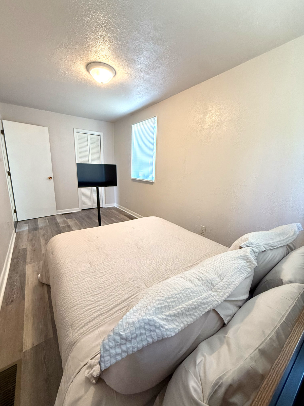 Beautifully Renovated 2 Bedroom, 2 Bathroom Home Short Term Rental - Photo 10