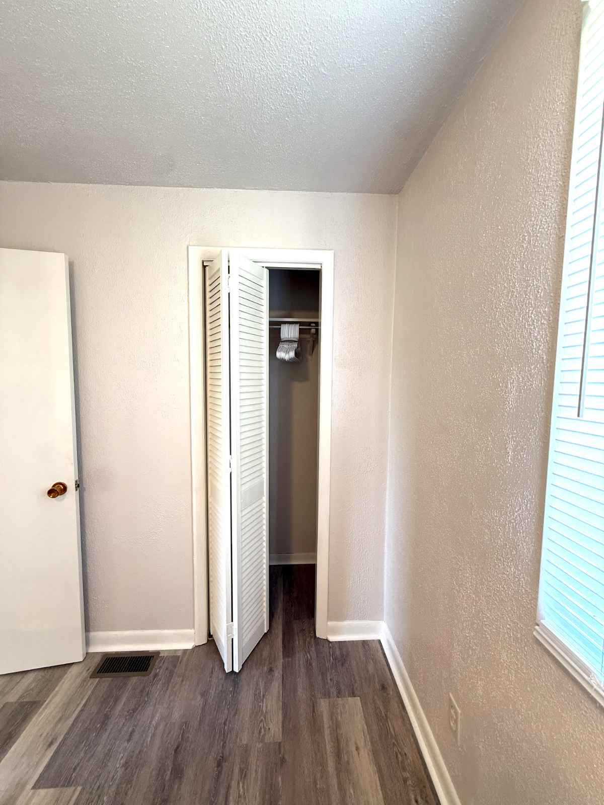Beautifully Renovated 2 Bedroom, 2 Bathroom Home Short Term Rental - Photo 11