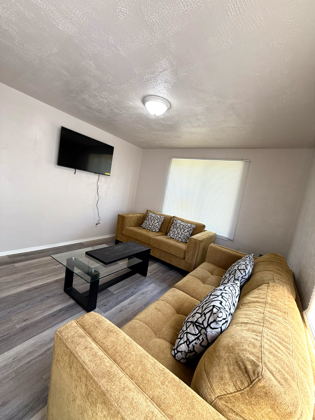 Beautifully Renovated 2 Bedroom, 2 Bathroom Home Short Term Rental - Photo 8