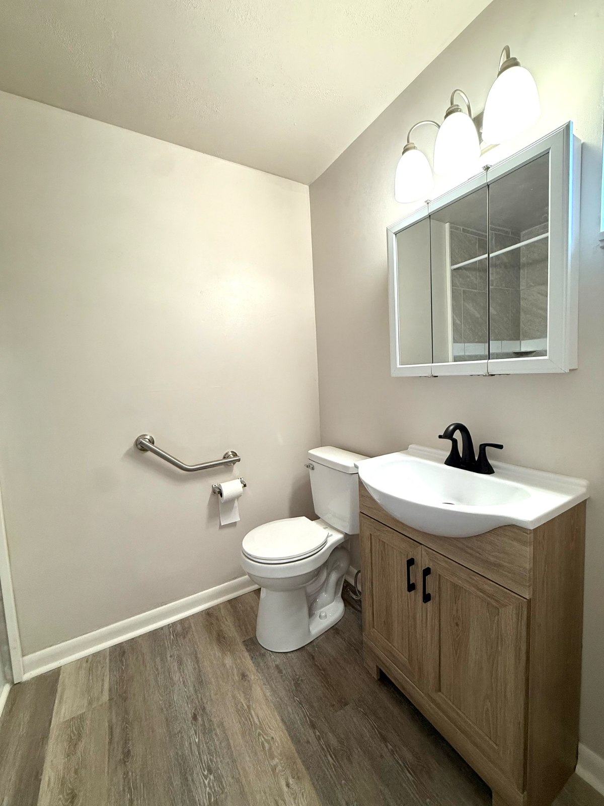 Beautifully Renovated 2 Bedroom, 2 Bathroom Home Short Term Rental - Photo 12