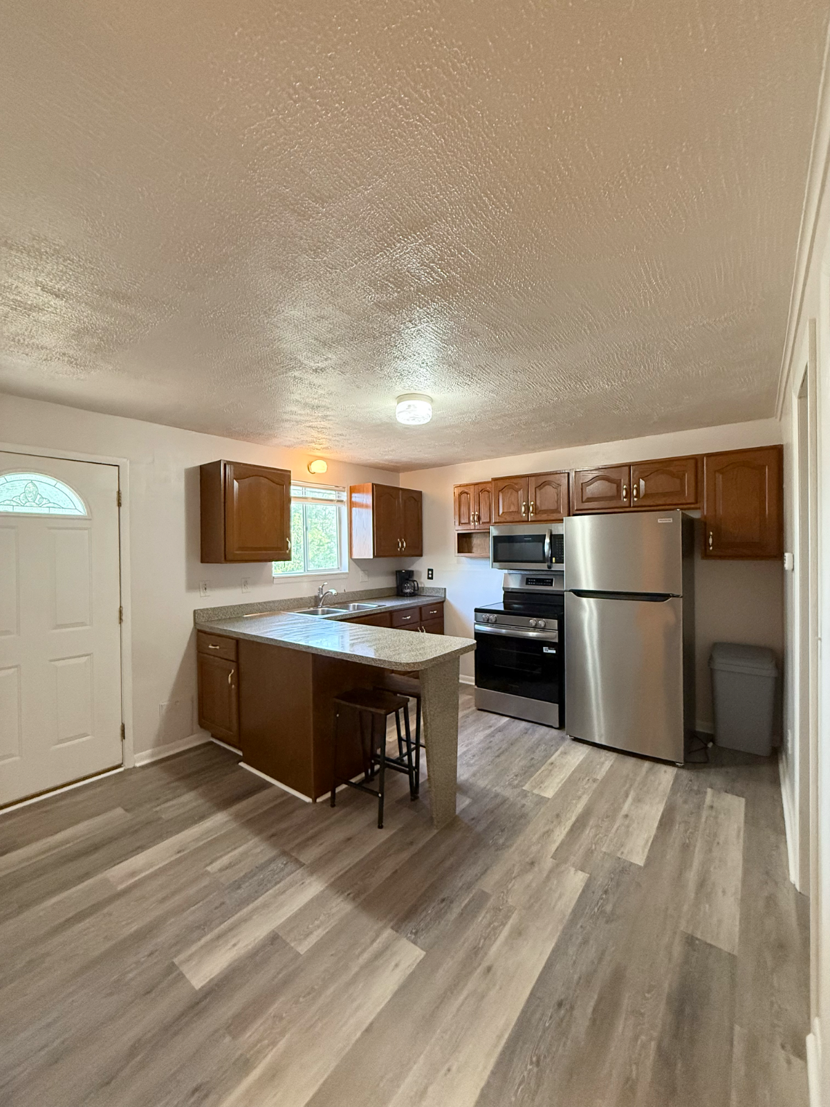 Beautifully Renovated 2 Bedroom, 2 Bathroom Home Short Term Rental - Photo 2