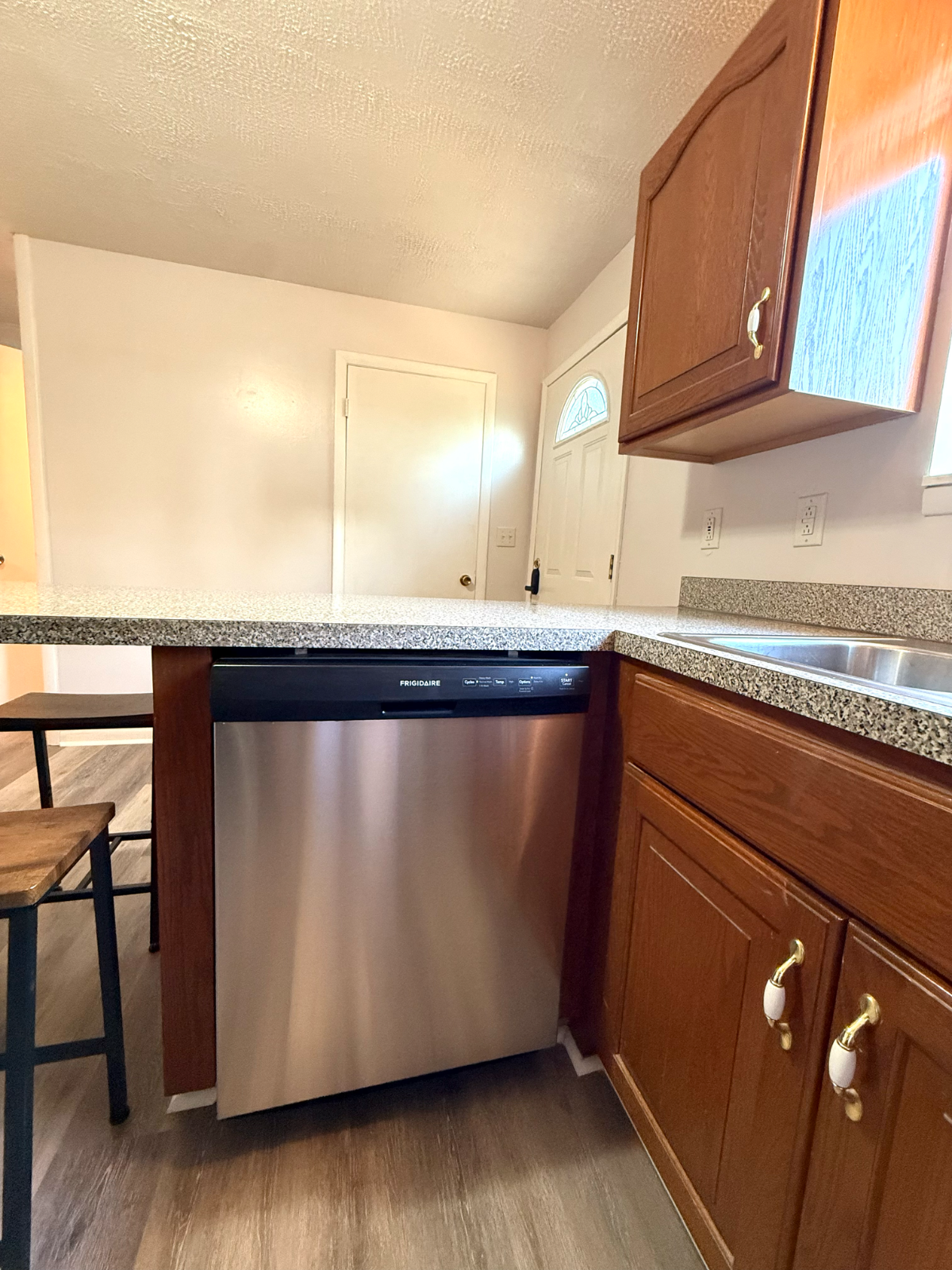 Beautifully Renovated 2 Bedroom, 2 Bathroom Home Short Term Rental - Photo 6