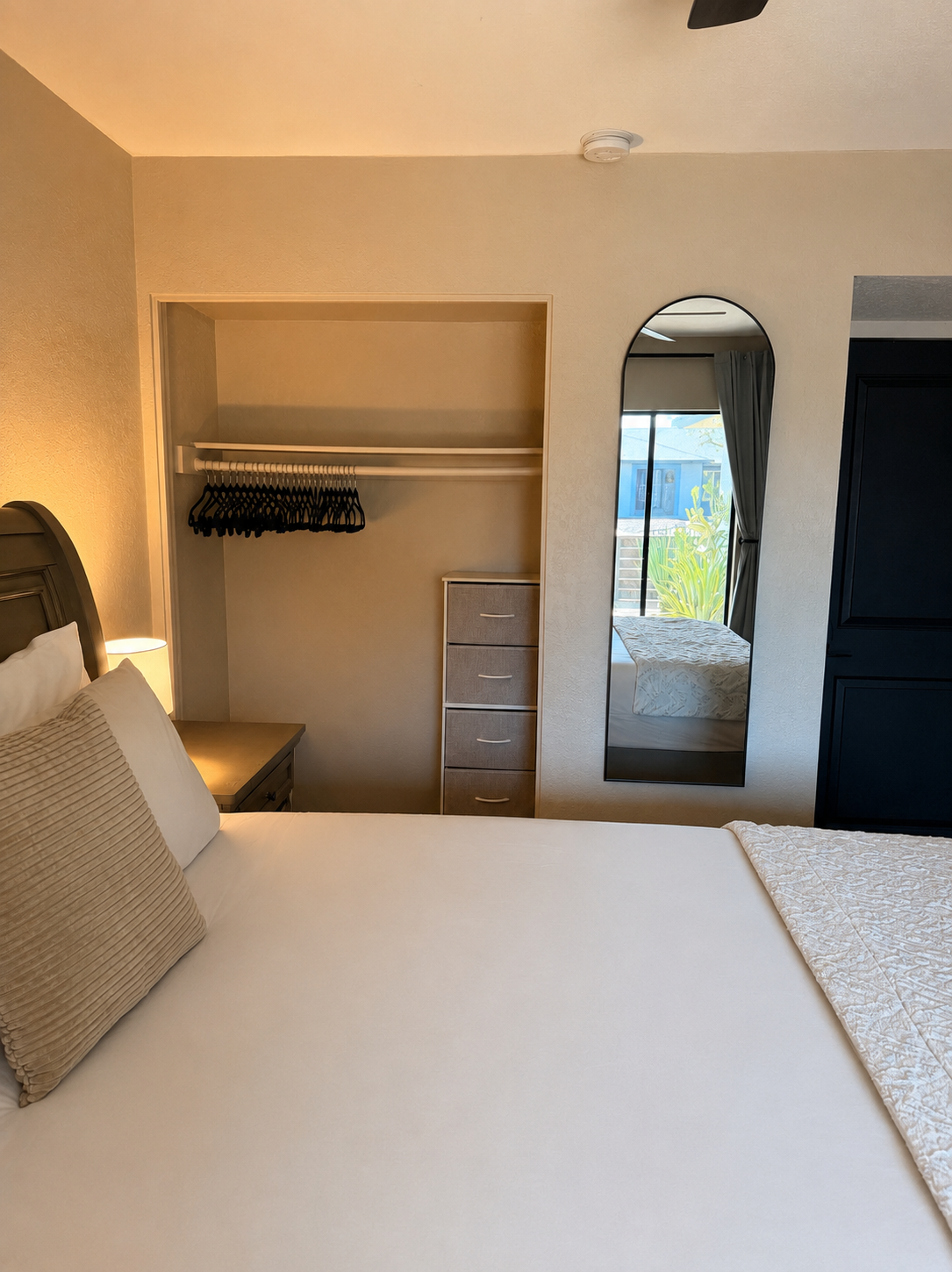 Guest Rooms with Gym, Pool, Fenced Backyard - Photo 7