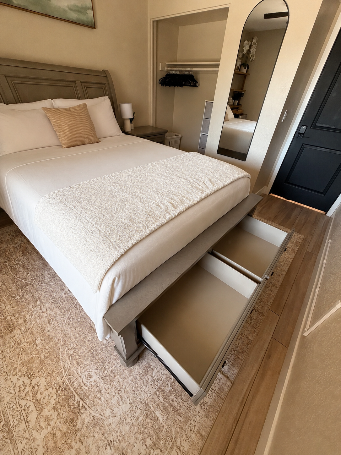 Guest Rooms with Gym, Pool, Fenced Backyard - Photo 8