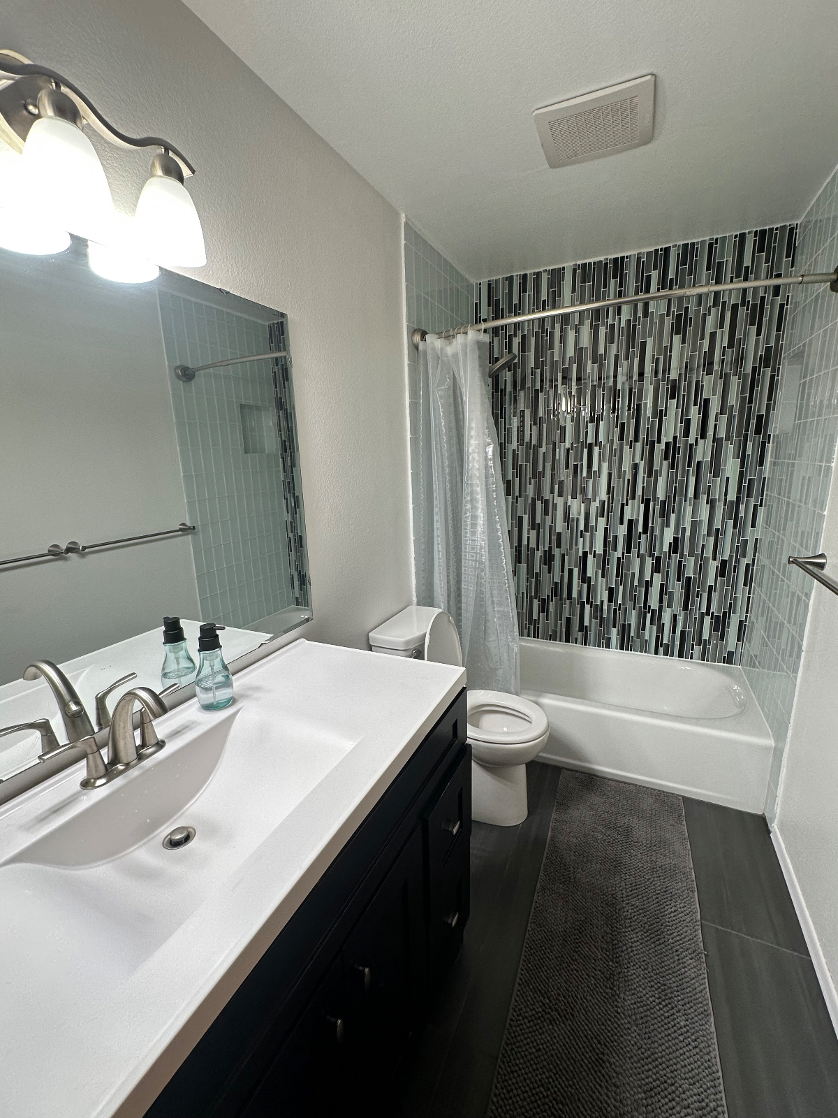 Modern Anchorage home - - Photo 8