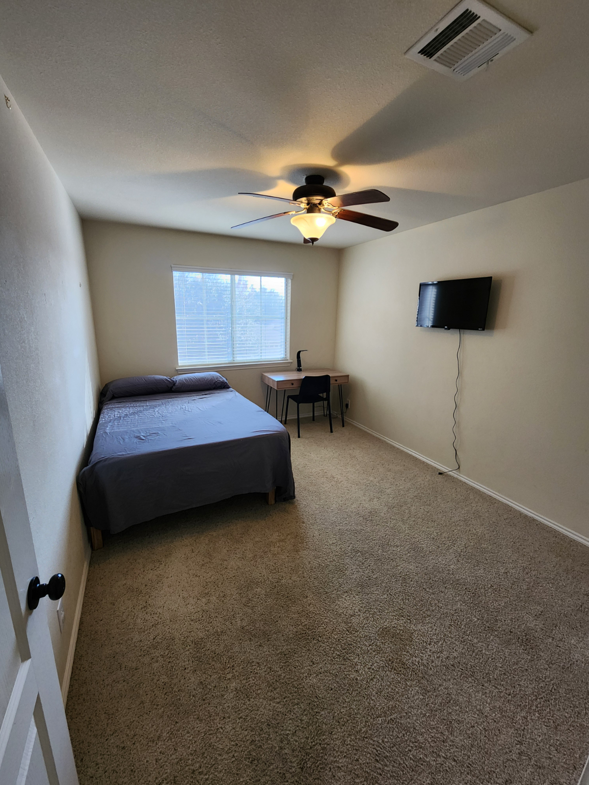 Quiet, Private Room on Second Floor - Photo 2