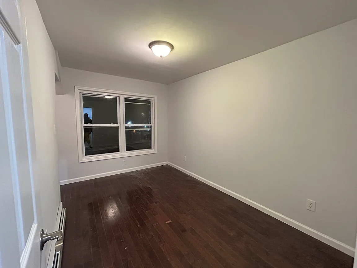 Comfortable Furnished Room Near Transit, Shopping & Everyday Conveniences - Photo 3