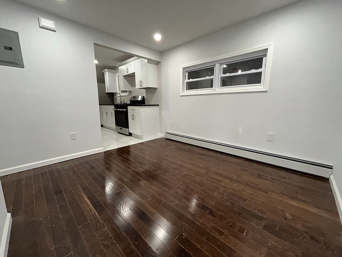 Comfortable Furnished Room Near Transit, Shopping & Everyday Conveniences - Photo 2