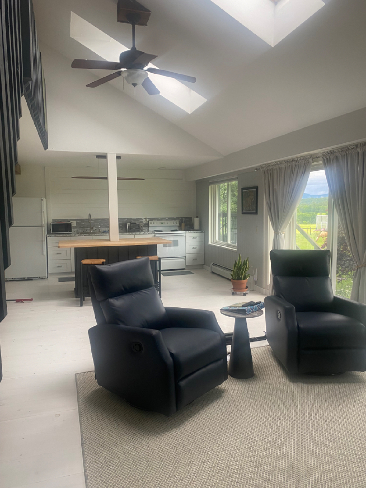 Fantastic location, amazing views, bight space with amazing views - Photo 1
