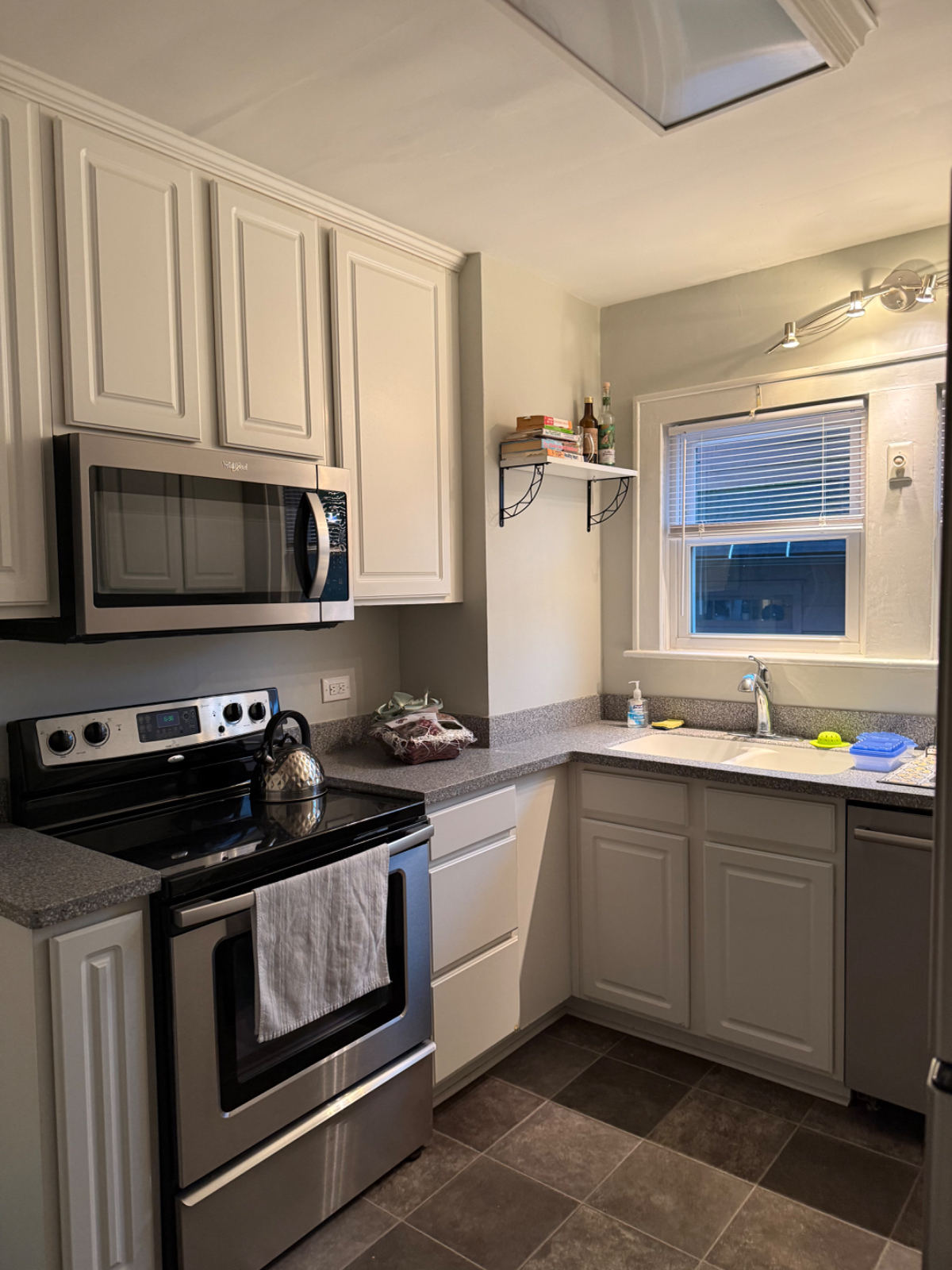 Beautiful Professional Duplex! Comfortable, convenient and relaxing. Close to hospitals and universi - Photo 9